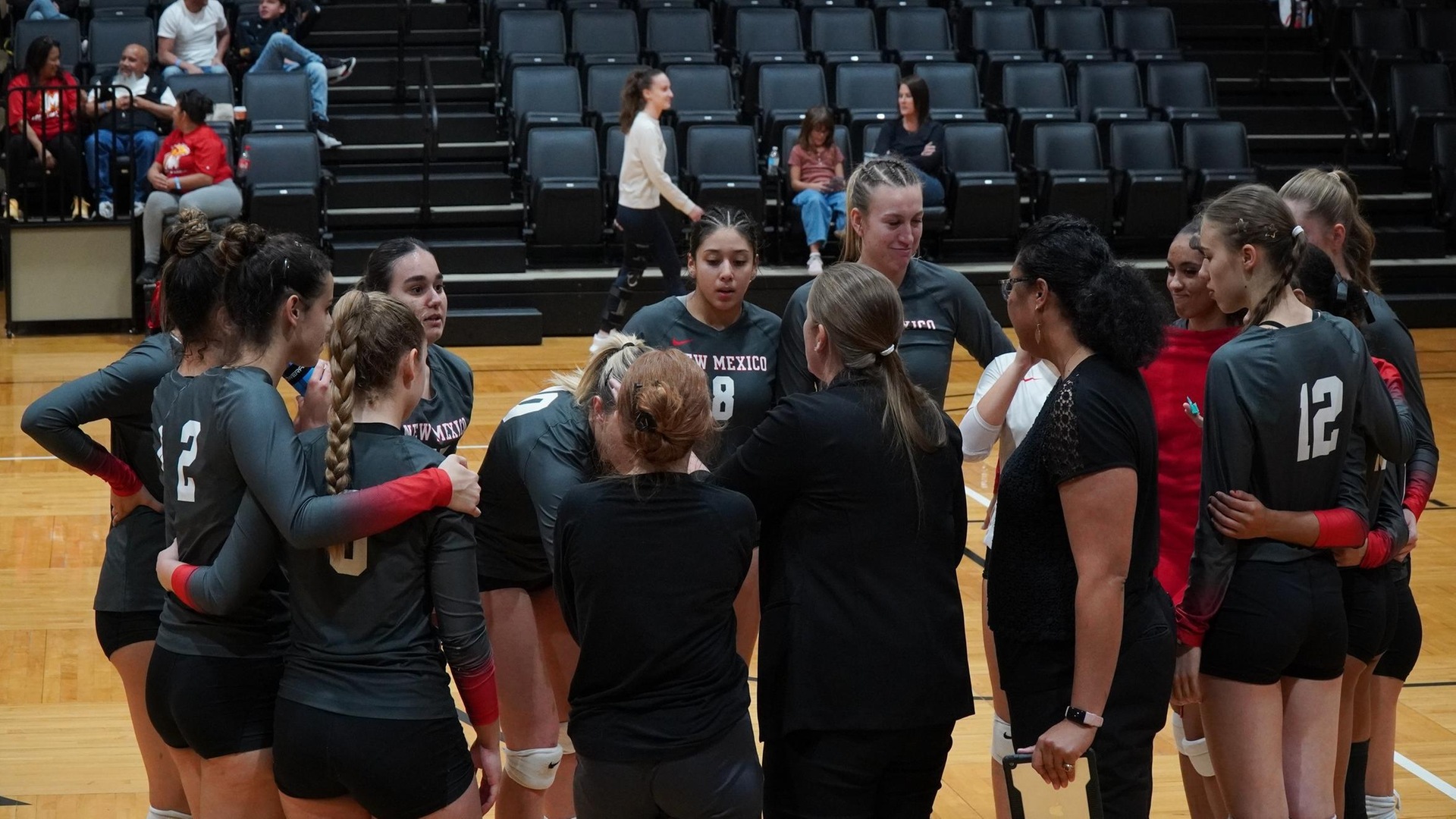 T-Birds Fall to Navarro in 1st Round of the NJCAA Volleyball Championship 